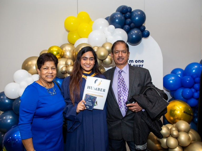 Graduate takes photo with her parents