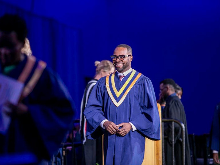 Graduate crossing stage