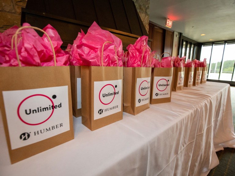 Table of brown paper gift bags 