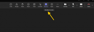 An arrow pointing to the 'Rooms' option in the menu bar of a Teams meeting.
