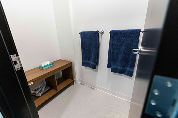 Staged bathroom - Lakeshore