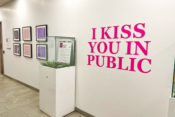 I kiss you in Public art on the wall